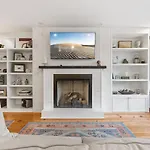 Designer 3 Bedroom Townhome With Beautiful Backyard