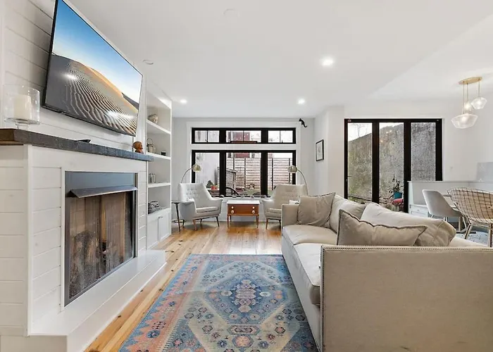 Designer 3 Bedroom Townhome With Beautiful Backyard