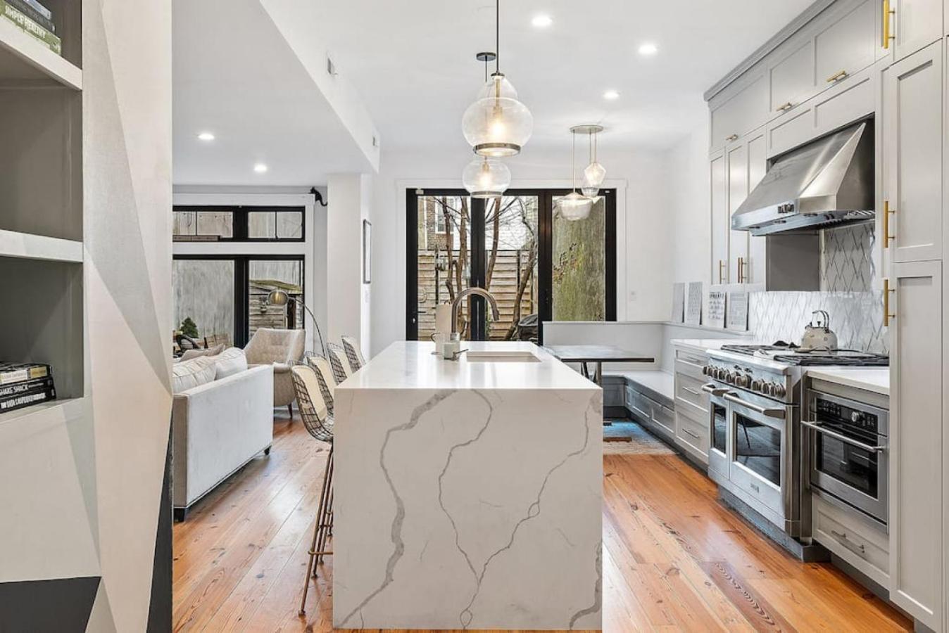 Designer 3 Bedroom Townhome With Beautiful Backyard Holiday home *