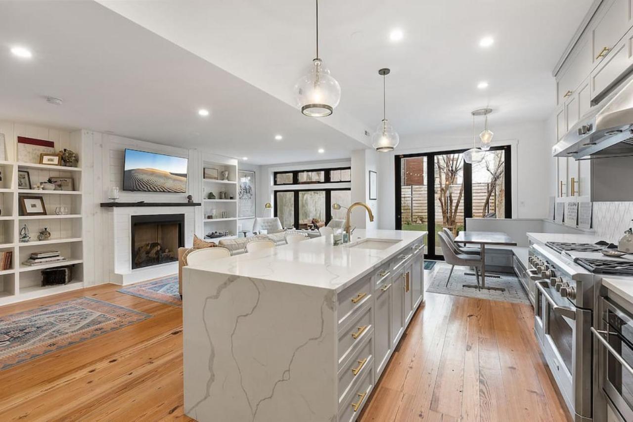 Designer 3 Bedroom Townhome With Beautiful Backyard Holiday home